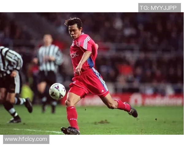 揭秘当代足球球星真实球技与场上表现背后隐藏的实力因素 揭秘当代足球球星真实球技与场上表现背后隐藏的实力因素